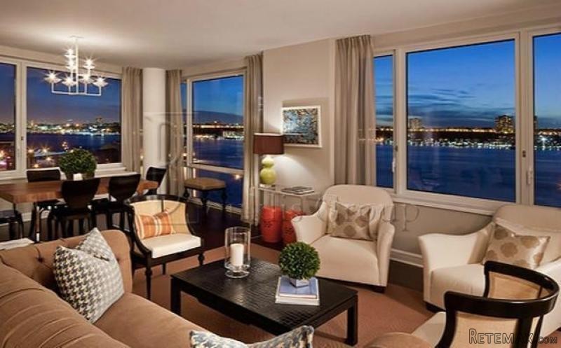 Corner Unit Immense Living Area With D..