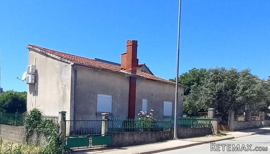 Istra,Pula predgrađe-kuća s dvorištem