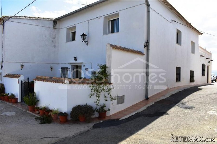 Large 200m2, semi detached, Two storey, 6 bedrooms and 2.. - 2