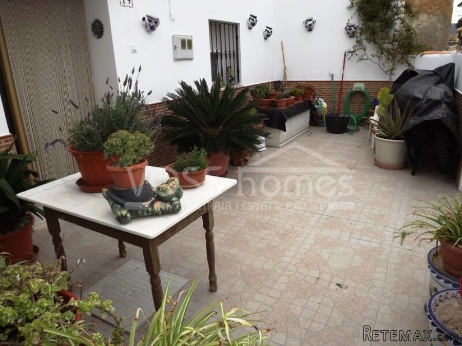 Large 200m2, semi detached, Two storey, 6 bedrooms and 2.. - 3