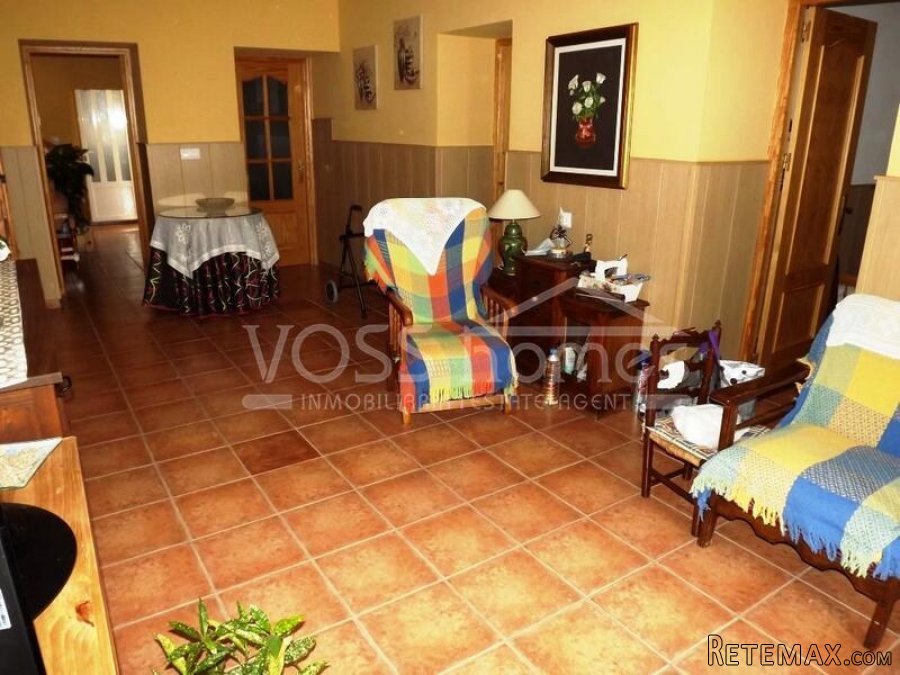 Large 200m2, semi detached, Two storey, 6 bedrooms and 2.. - 5