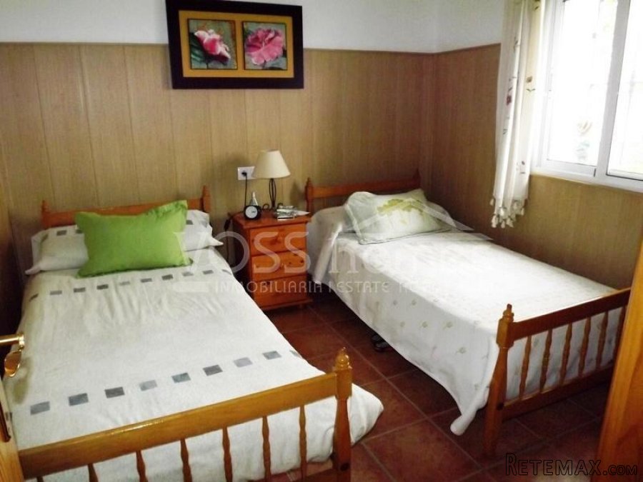 Large 200m2, semi detached, Two storey, 6 bedrooms and 2.. - 6