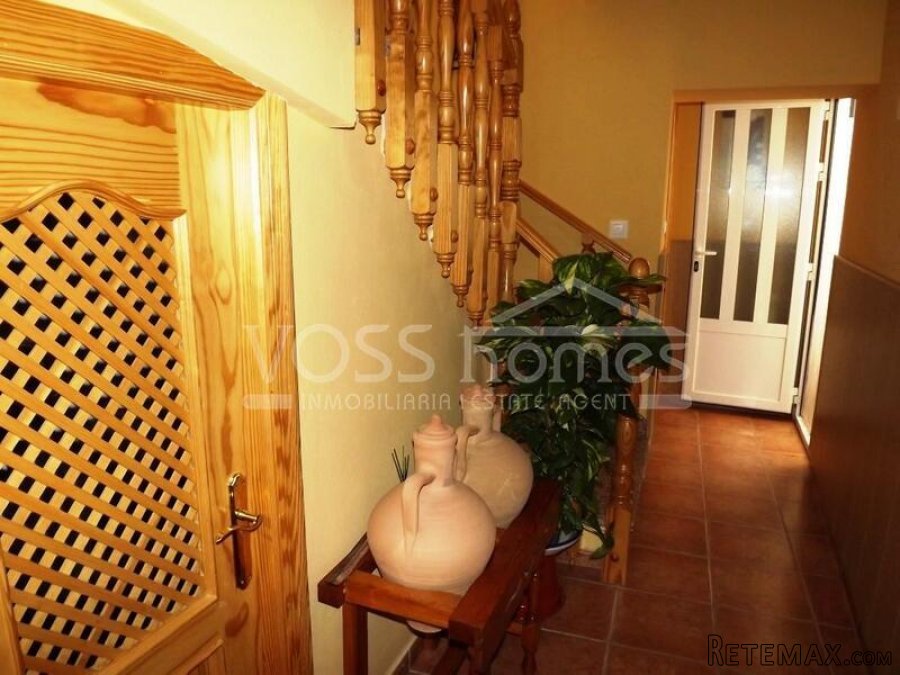 Large 200m2, semi detached, Two storey, 6 bedrooms and 2.. - 8