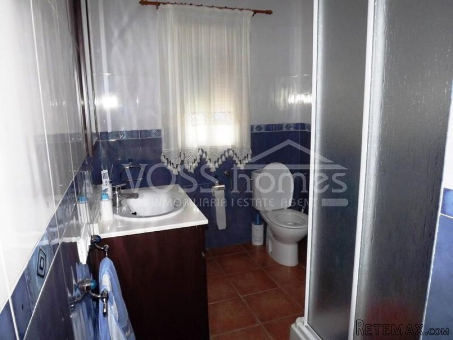 Large 200m2, semi detached, Two storey, 6 bedrooms and 2.. - 9