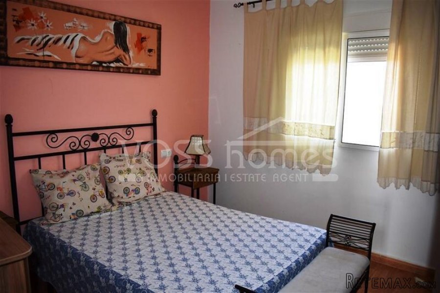 Large 200m2, semi detached, Two storey, 6 bedrooms and 2.. - 10