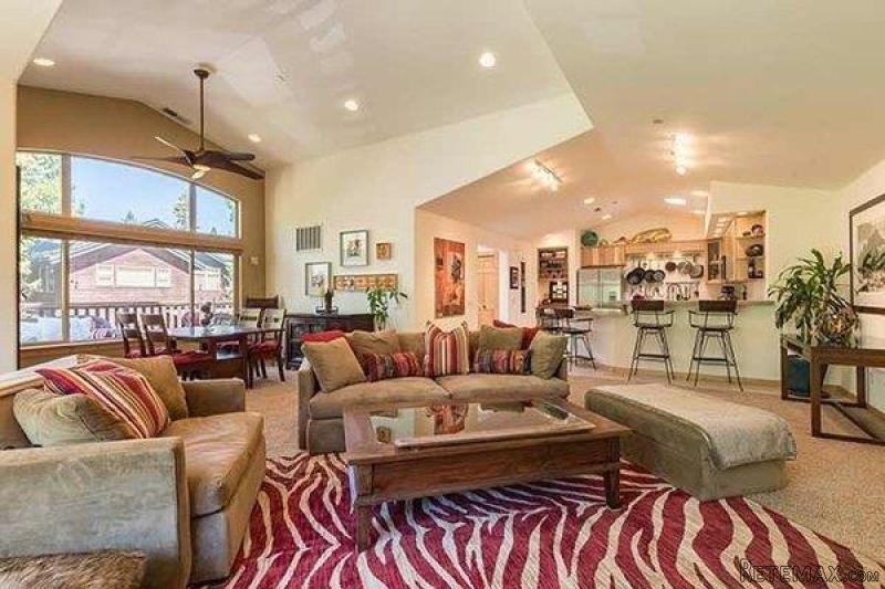 2 bedroom Condominium For Sale: Crystal..
