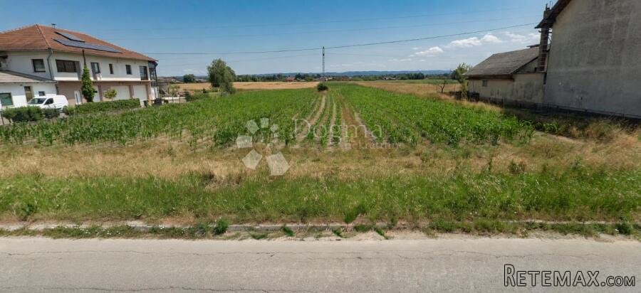 GRAĐEVINSKO ZEMLJIŠTE NOVOSELEC - 1830 m² - 2
