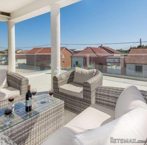 PRODAJE SE KAT KUĆE S DVA MODERNO NAMJEŠTENA APARTMANA CENTA
