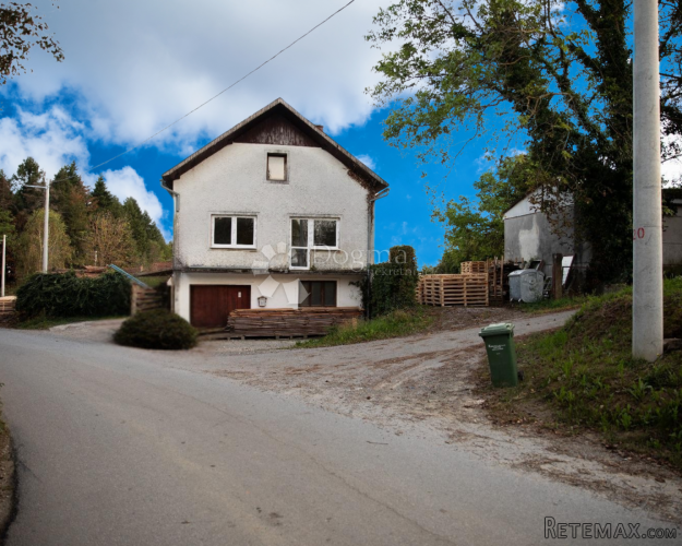Poslovno–stambena nekretnina s halom i kućama – Kupinovac