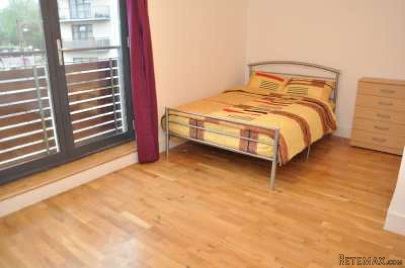Single with double bed near Canary..