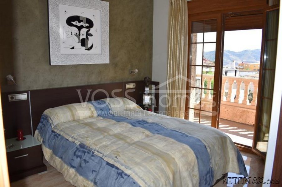 A TRULY STUNNING TOWN VILLA. The photos DONT do this.. - 10