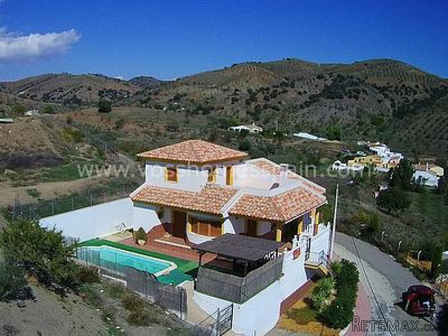 Larger than average 4 bed, 2 bath village house with.. - 2