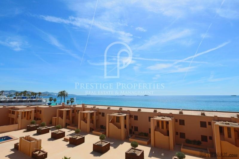 Lovely apartment by the beach with sea..