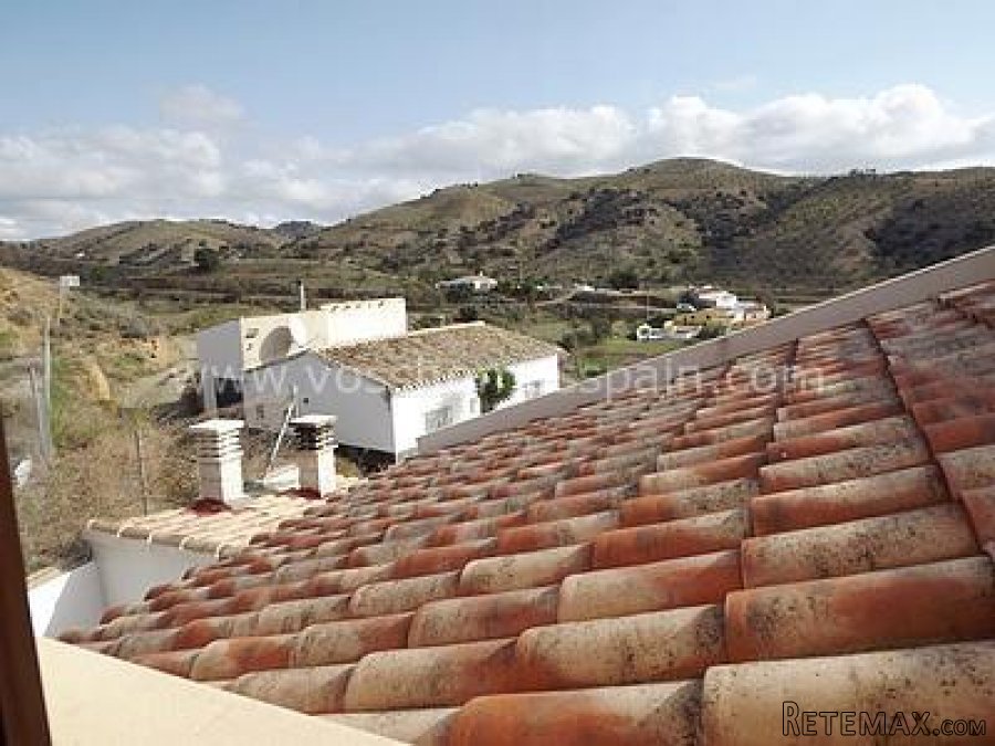 Larger than average 4 bed, 2 bath village house with.. - 4
