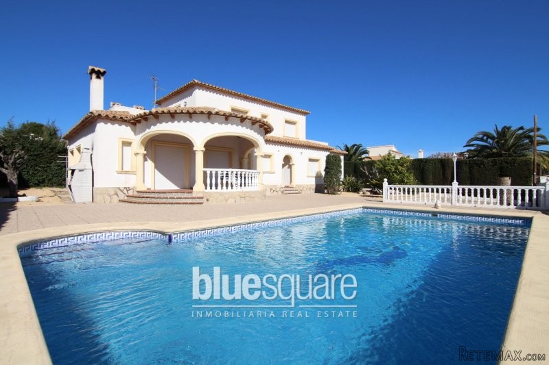 Beautifully presented 5 bedroom villa
