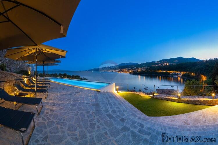 OPATIJA- dvoetažan stan, 1.red do mora, bazen, garaža, vrt,