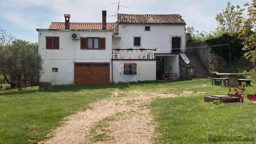 Višnjan okolica, kuća s velikom okućnicom od 17000m2