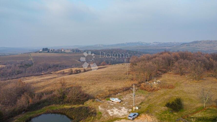 Zemljište za građenje vile s bazenom s građevinskom dozvolom