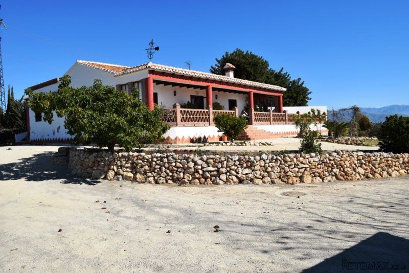 Country Houses for Sale in Almayate..