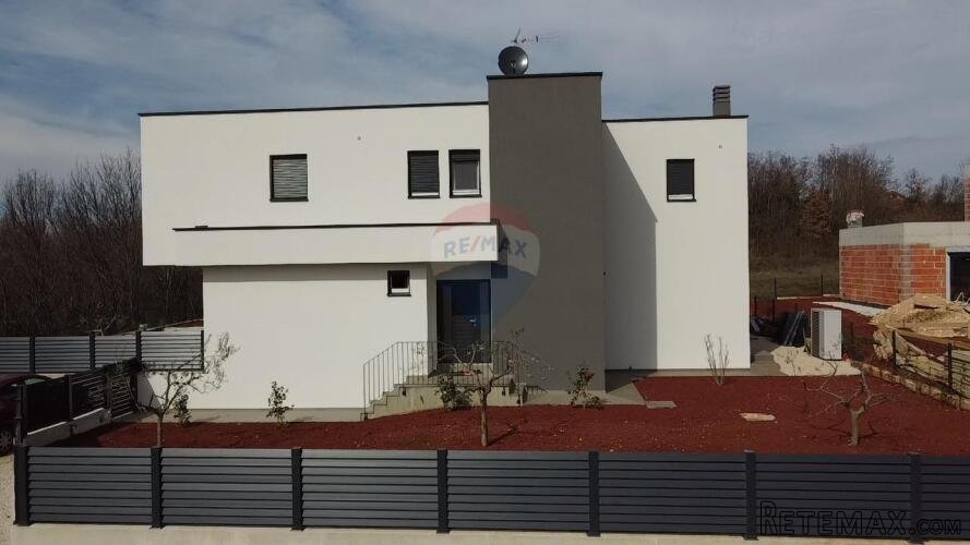 Moderna vila s bazenom u Kašteliru