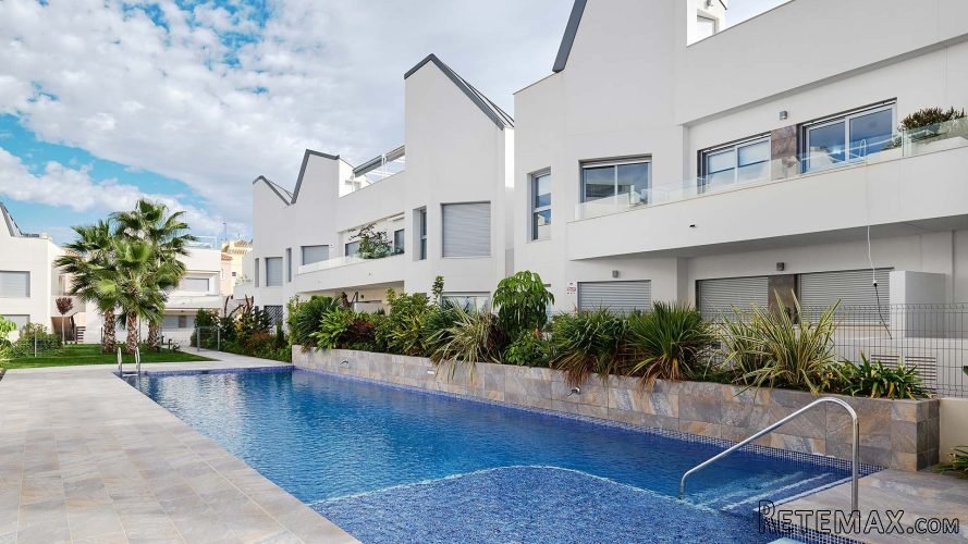 Los bungalow se ubican en Torrevieja, en un complejo.. - 2