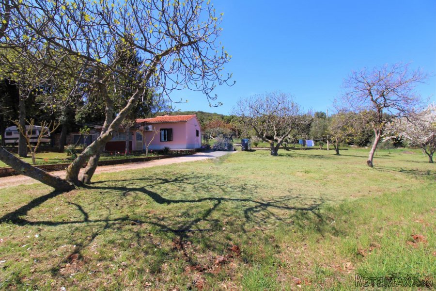 Rovinj,imanje blizu glavne ceste,12 000m2,idealno za restora