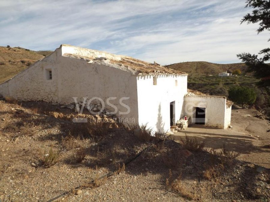 Large approx 150m2 country house to renovate on rustic land.. - 3