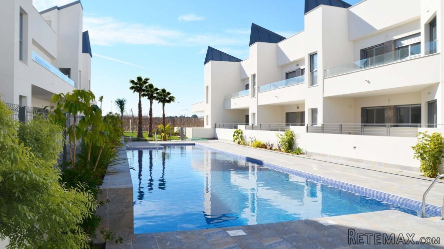 Los bungalow se ubican en Torrevieja, en un complejo.. - 3
