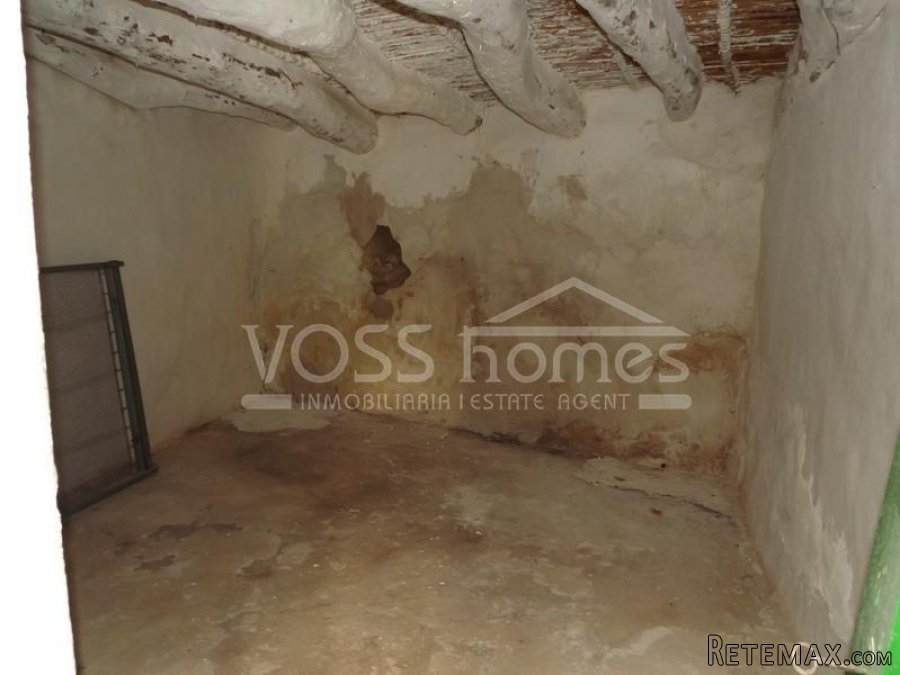 Large approx 150m2 country house to renovate on rustic land.. - 7