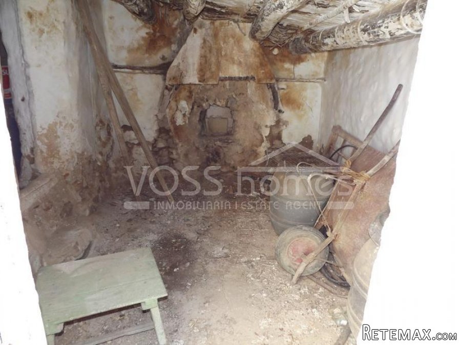 Large approx 150m2 country house to renovate on rustic land.. - 8