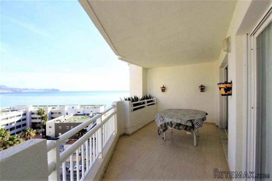Amplio ático de 3 dormitorios y 2 baños con vistas al mar e..