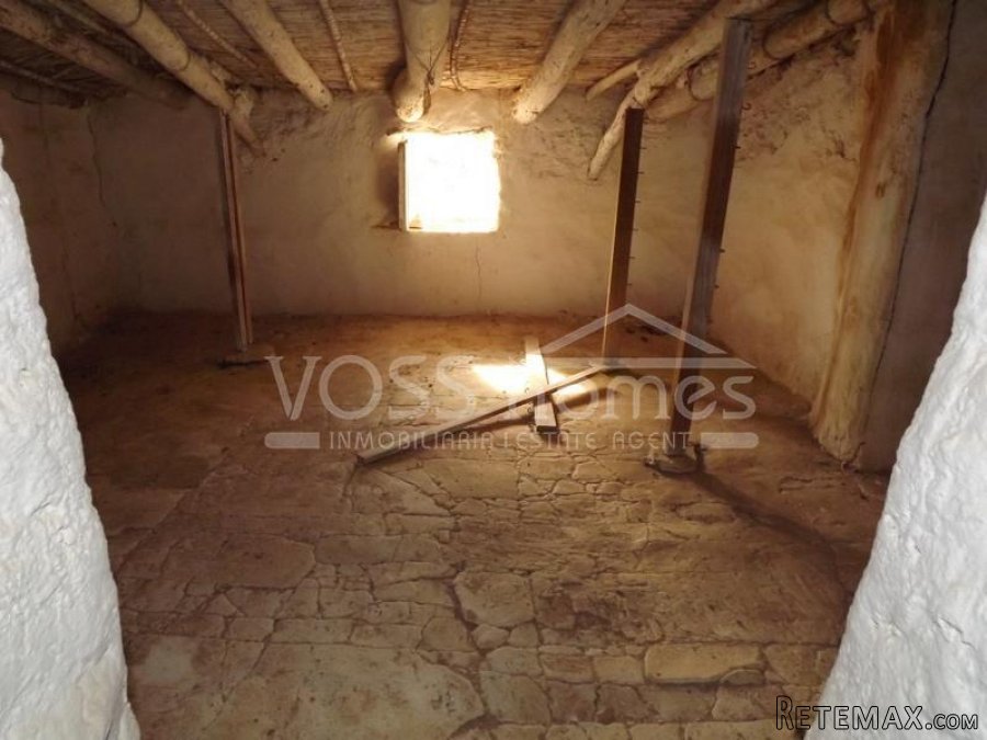 Large approx 150m2 country house to renovate on rustic land.. - 9