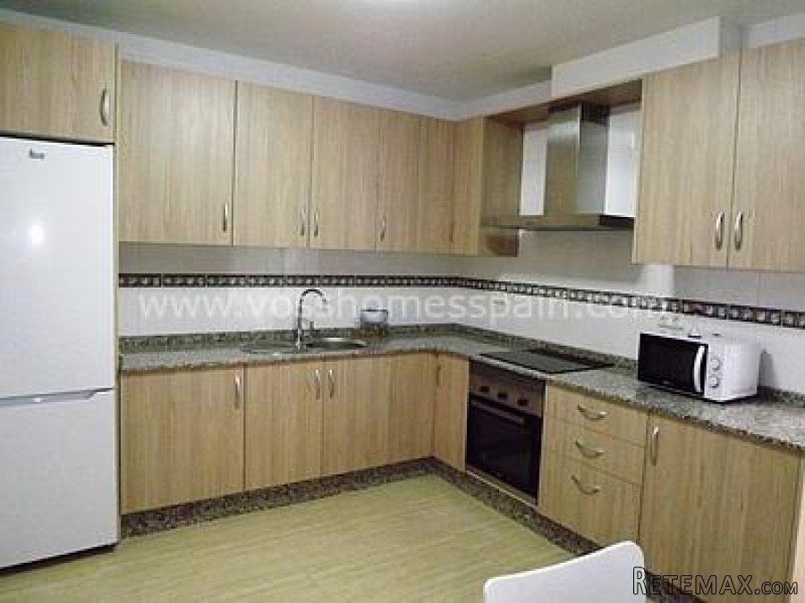 Good size 3 bed, 2 bath second floor apartment with lift.. - 2