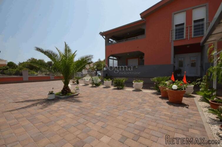 VIR – SAMOSTOJEĆA KUĆA S 4 APARTMANA, 300 m OD MORA - 2