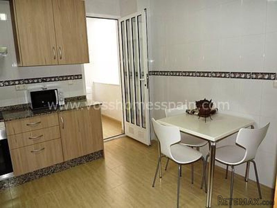 Good size 3 bed, 2 bath second floor apartment with lift.. - 3