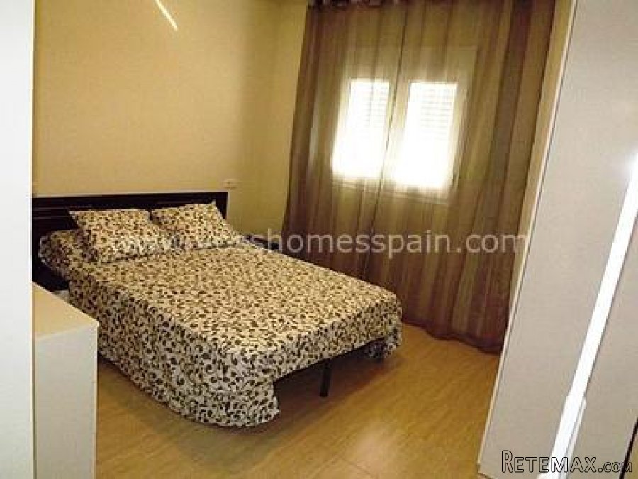 Good size 3 bed, 2 bath second floor apartment with lift.. - 4