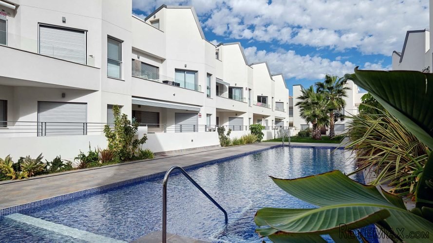 Los bungalow se ubican en Torrevieja, en un complejo.. - 4