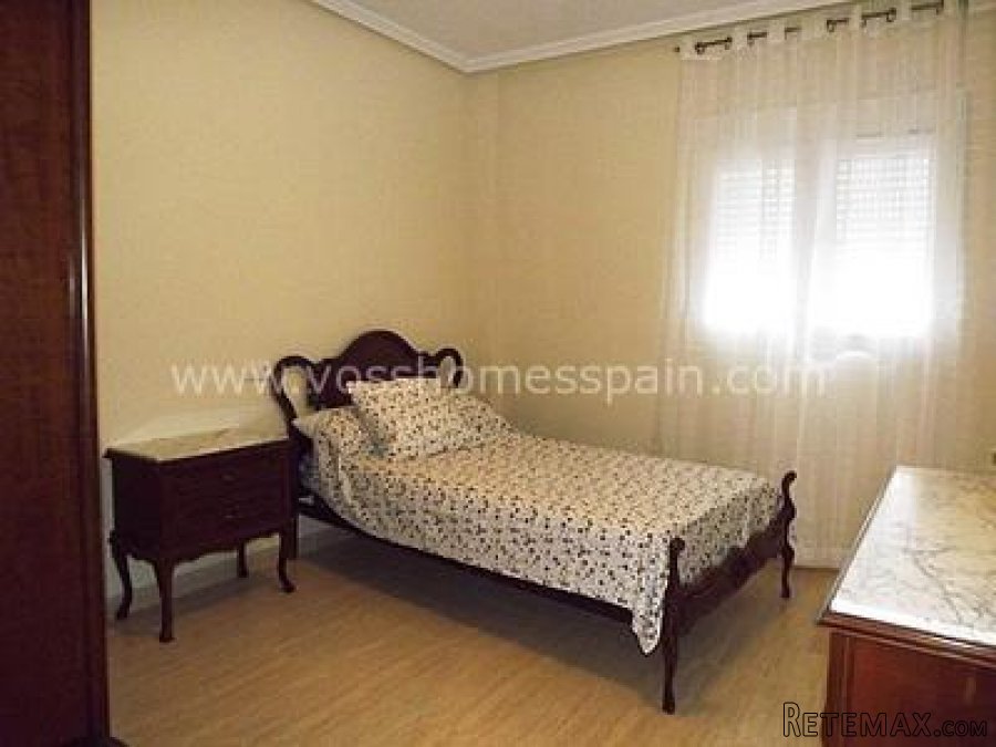 Good size 3 bed, 2 bath second floor apartment with lift.. - 5
