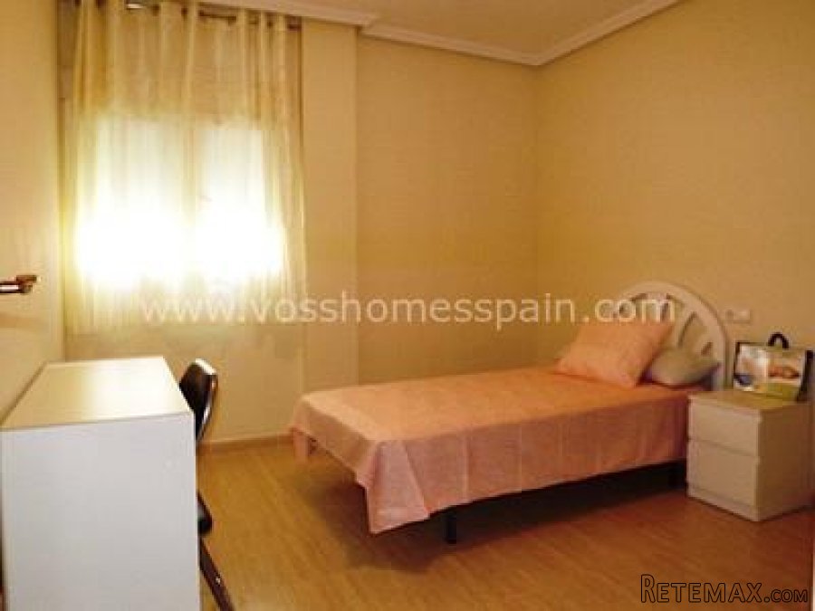 Good size 3 bed, 2 bath second floor apartment with lift.. - 6