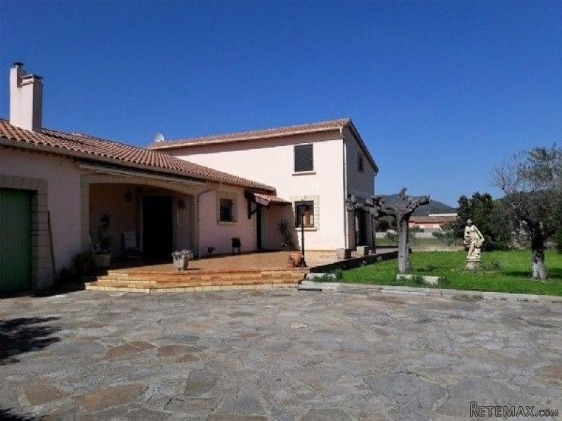 Villa With Garages on 1370m2 Plot