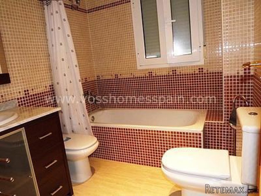 Good size 3 bed, 2 bath second floor apartment with lift.. - 8