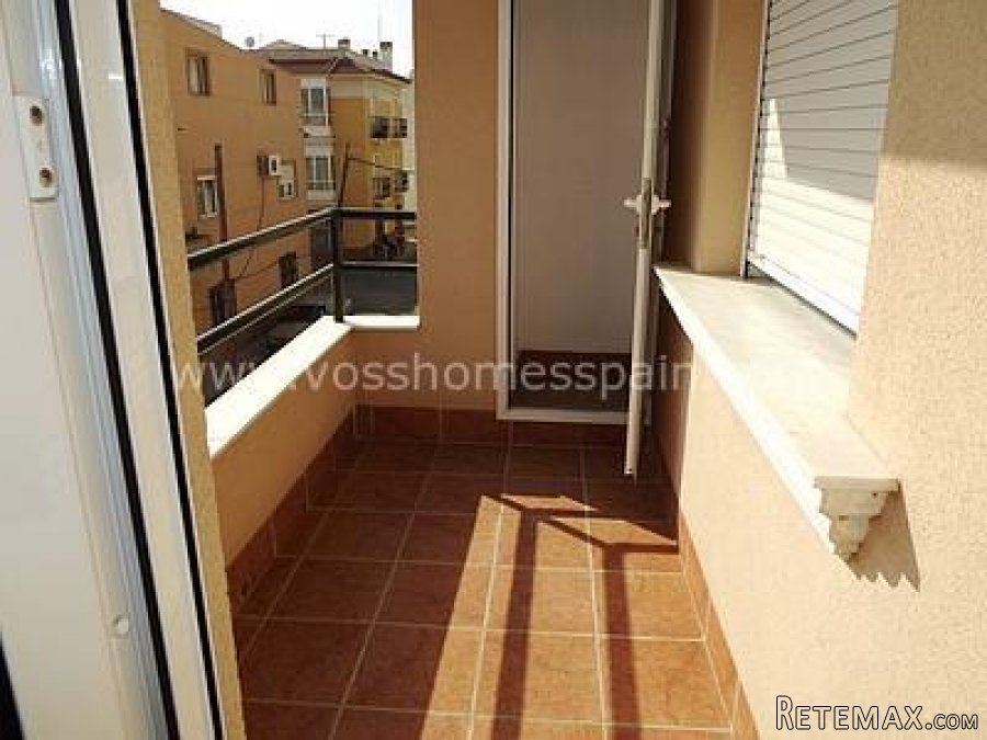 Good size 3 bed, 2 bath second floor apartment with lift.. - 9