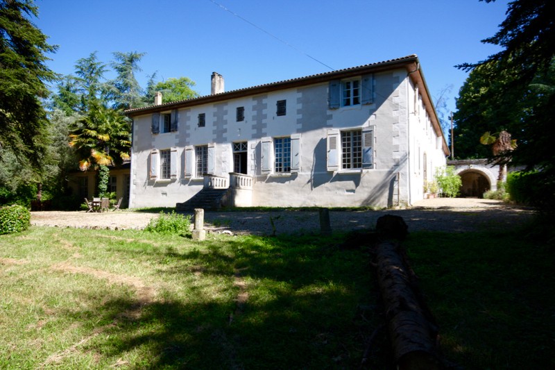Stunning country Manor house in 11..