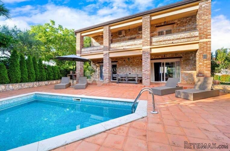 Mediteranska vila rustikalnog šarma, 238 m²