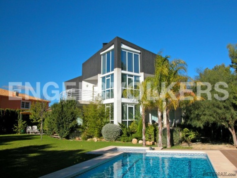 Magnificent Chalet In Urb. Coblanca - 2