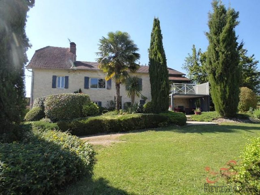 Bétaille (Lot) - Fully renovated house with a pool, set in a..