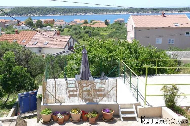 Mediteranska kuća u nizu sa pogledom na more! Barbat