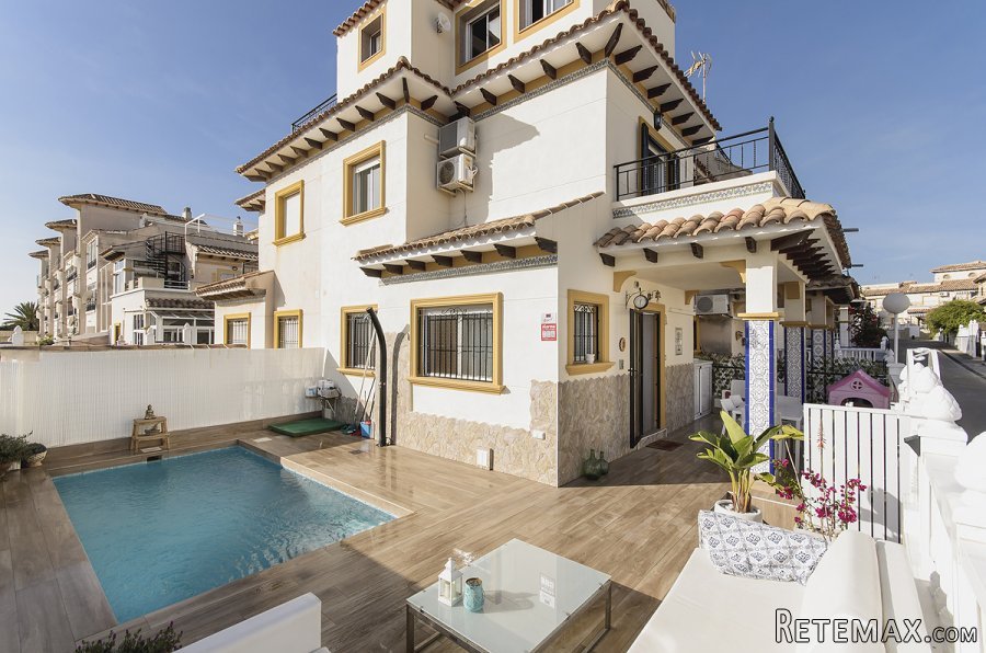Esta magnífica casa está situada en residencial con una e..