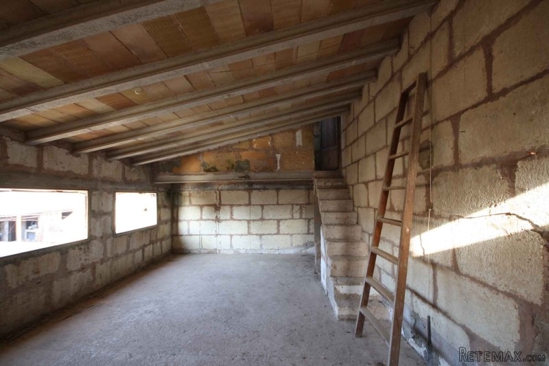 Three-story house to renew close to the.. - 2