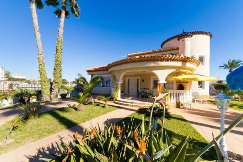 3 Bedrooms - Villa - Alicante - For Sale
